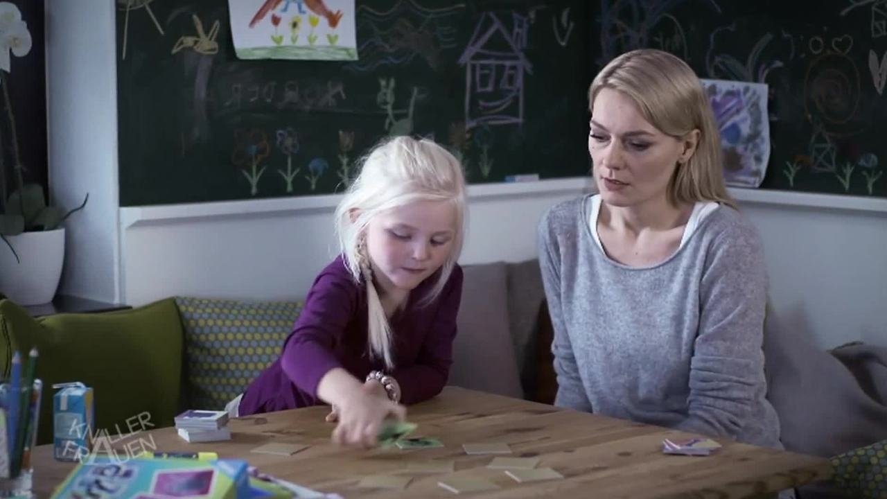 Gratë e Zhurmshme backdrop