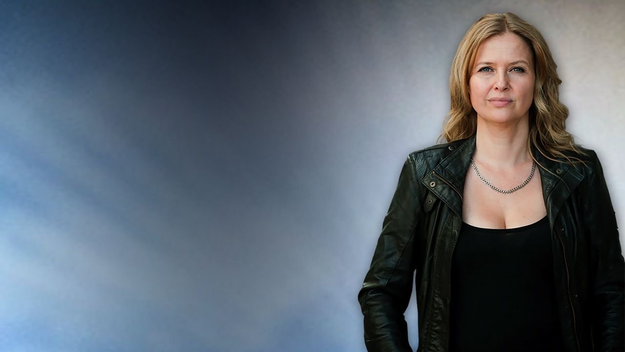 Vajza e kryeshefes backdrop