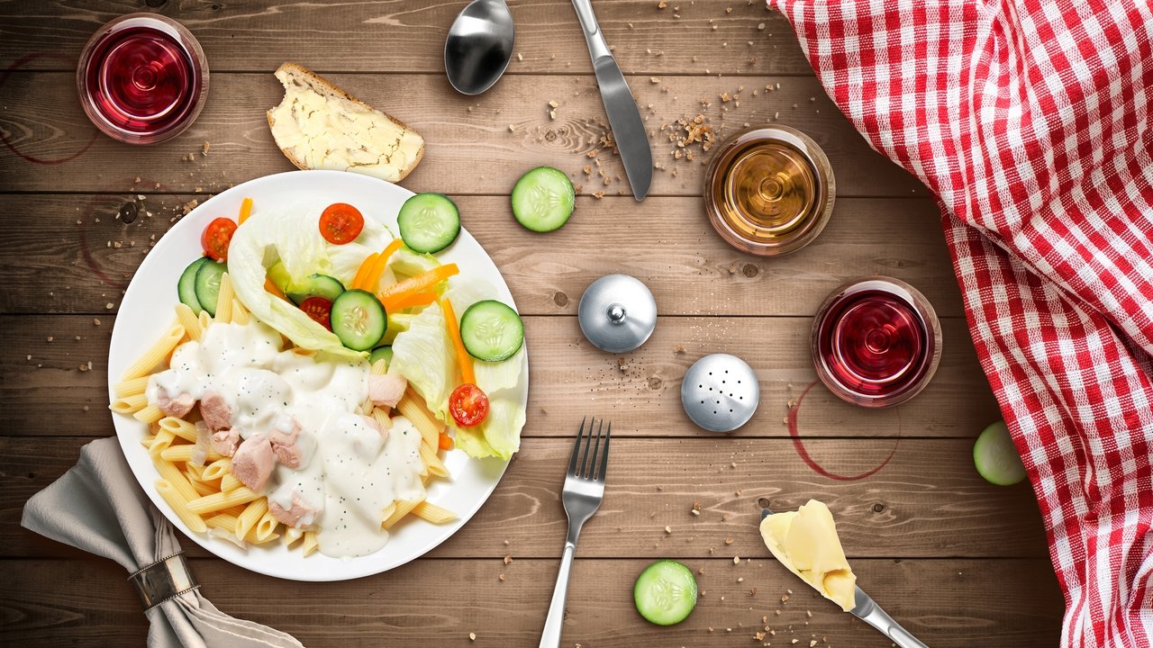 Një darkë pothuajse perfekte backdrop