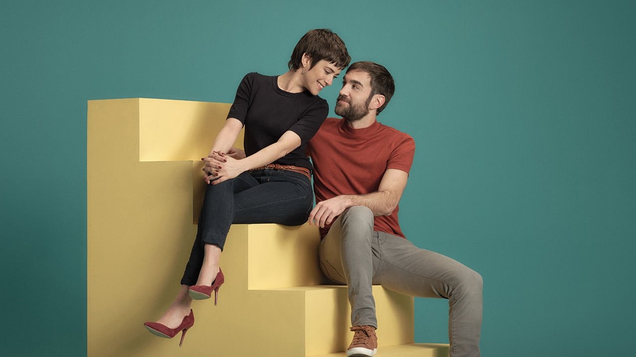 Atje poshtë backdrop