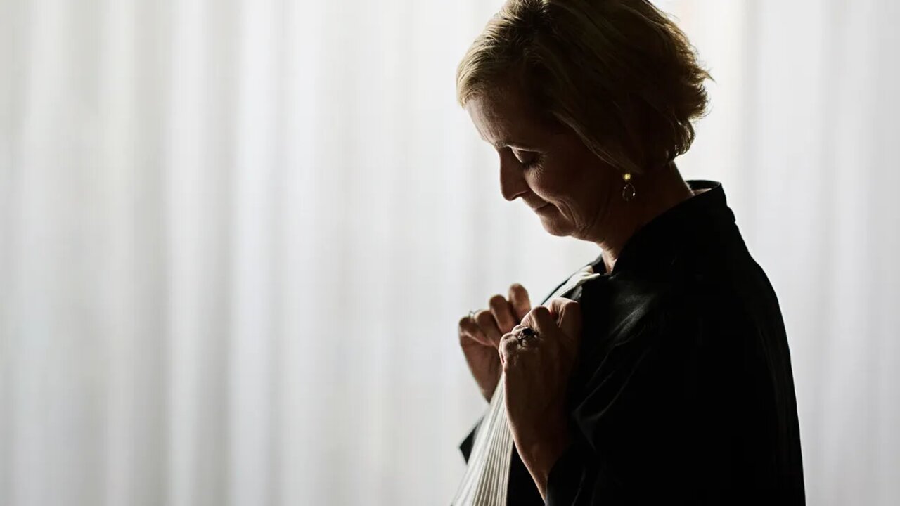 De Rechtbank translates to Gjykata in Albanian backdrop