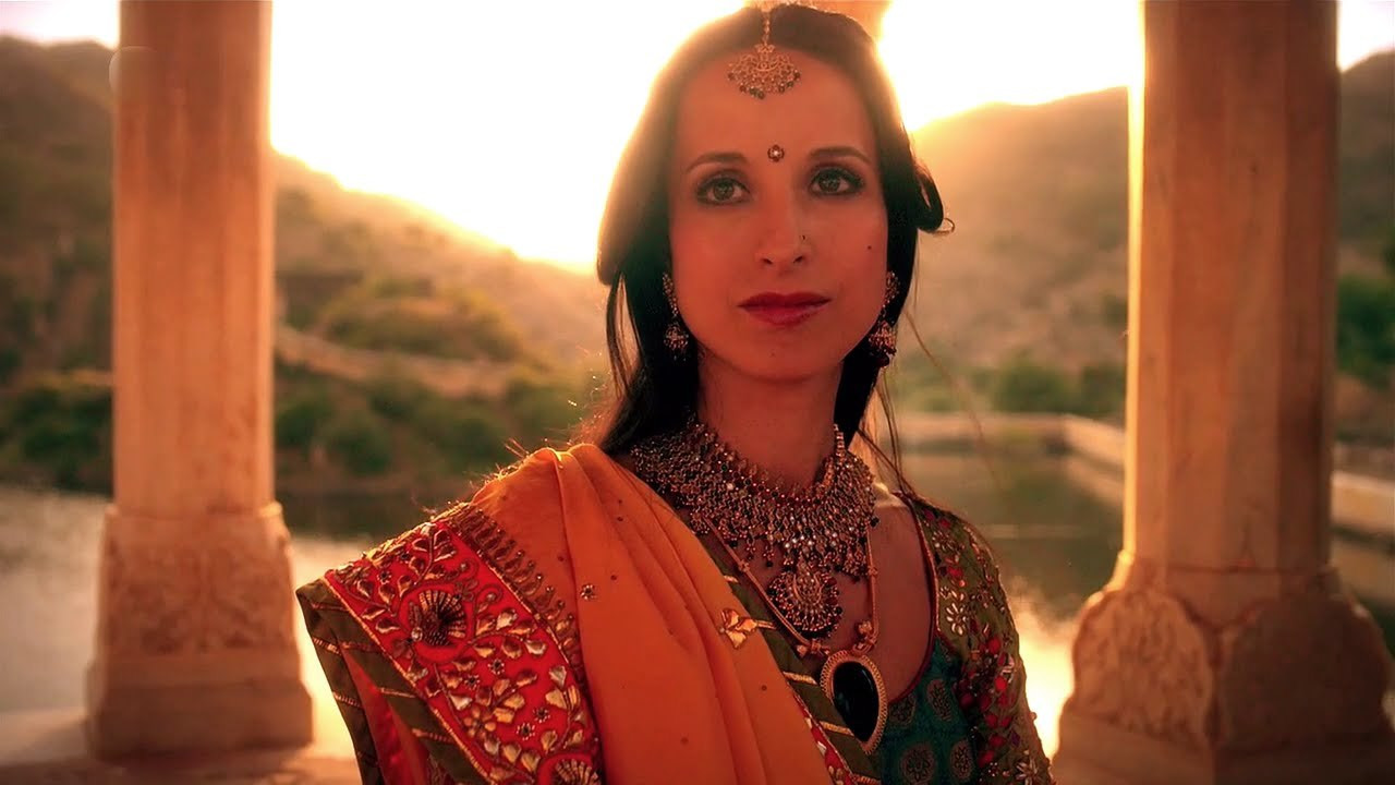 Vajza me smaragdin indian backdrop