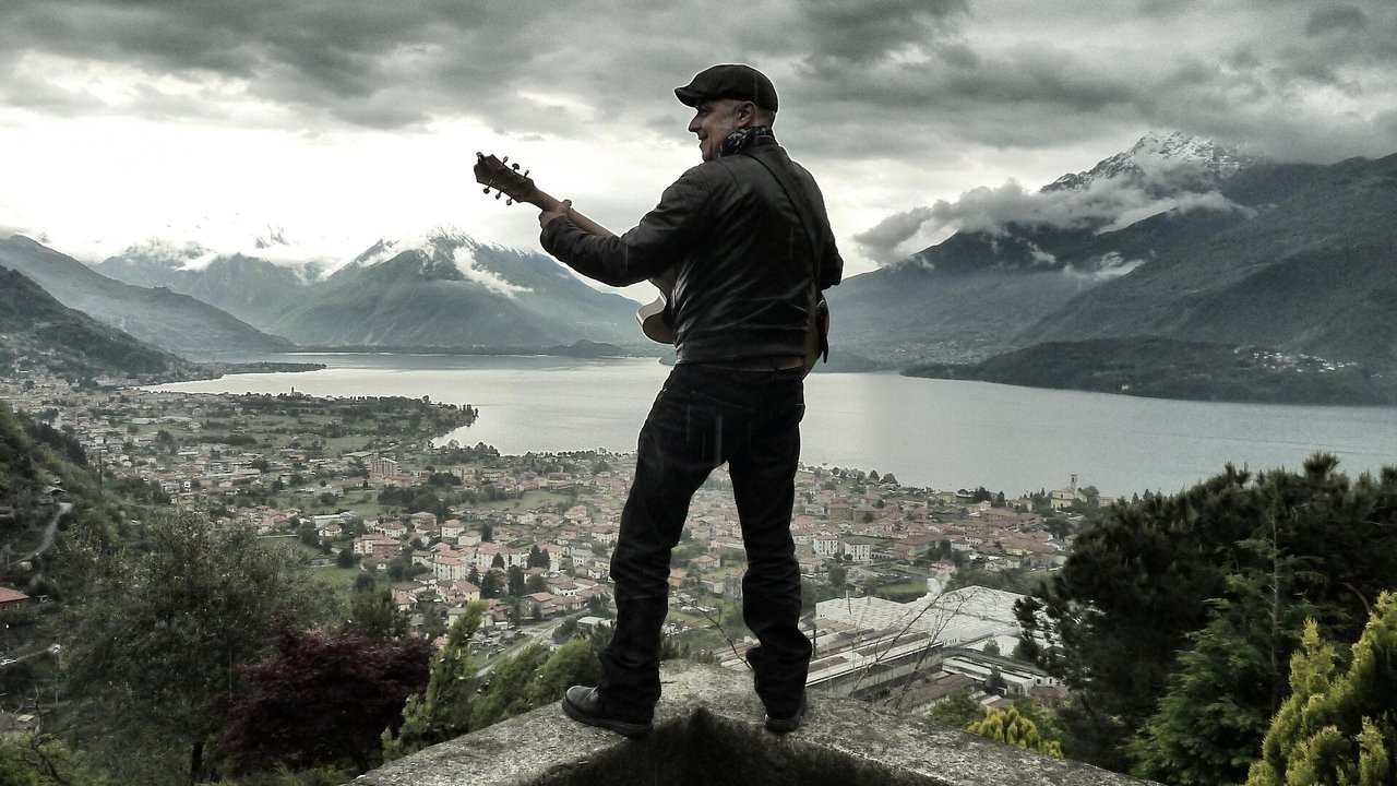 The title Terra&Acqua can be translated to Albanian as Toka&Dheu backdrop