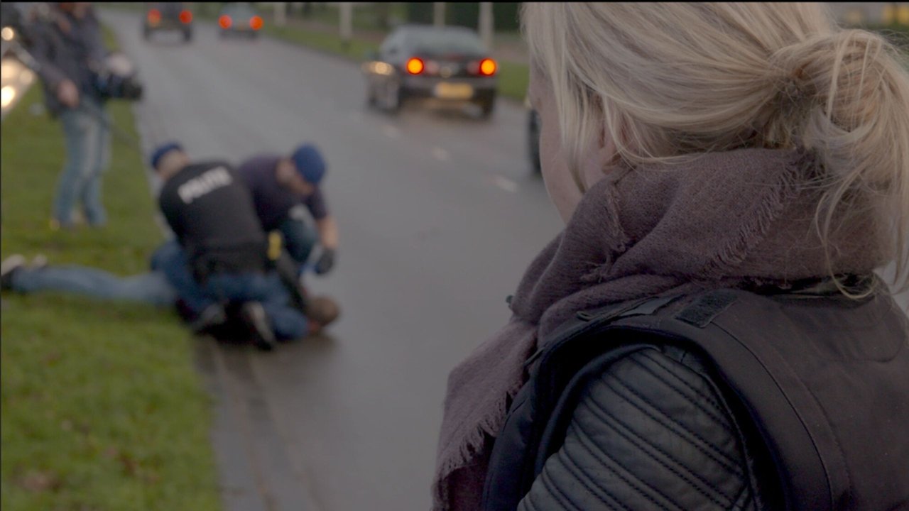 Jashtë Radarit backdrop