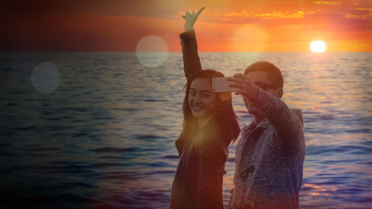 Shtëpia në Terasë: Djemtë dhe Vajzat në qytet backdrop