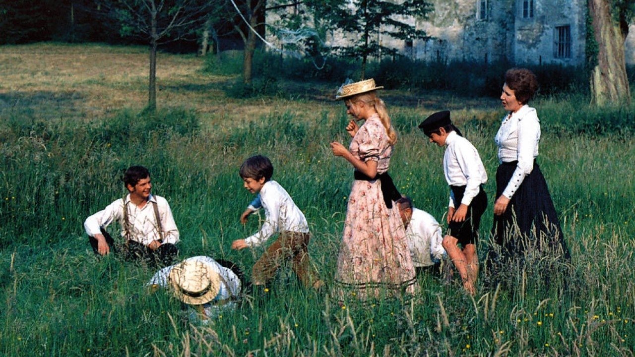 Shtëpia në Pishinë backdrop