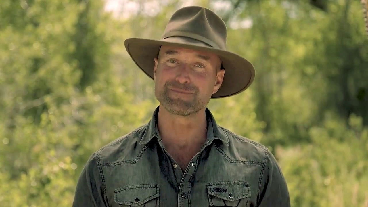 Ndërtimi me Bushcraft backdrop