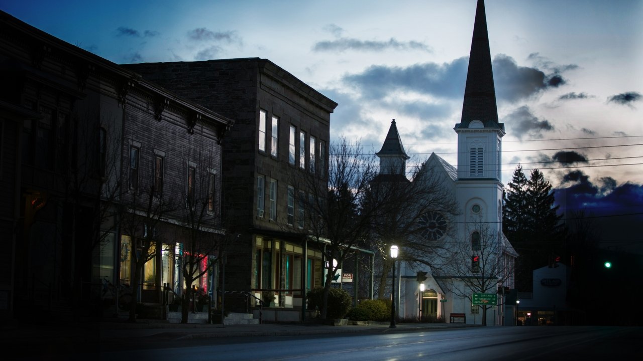 Fshati i të Mallkuarve backdrop