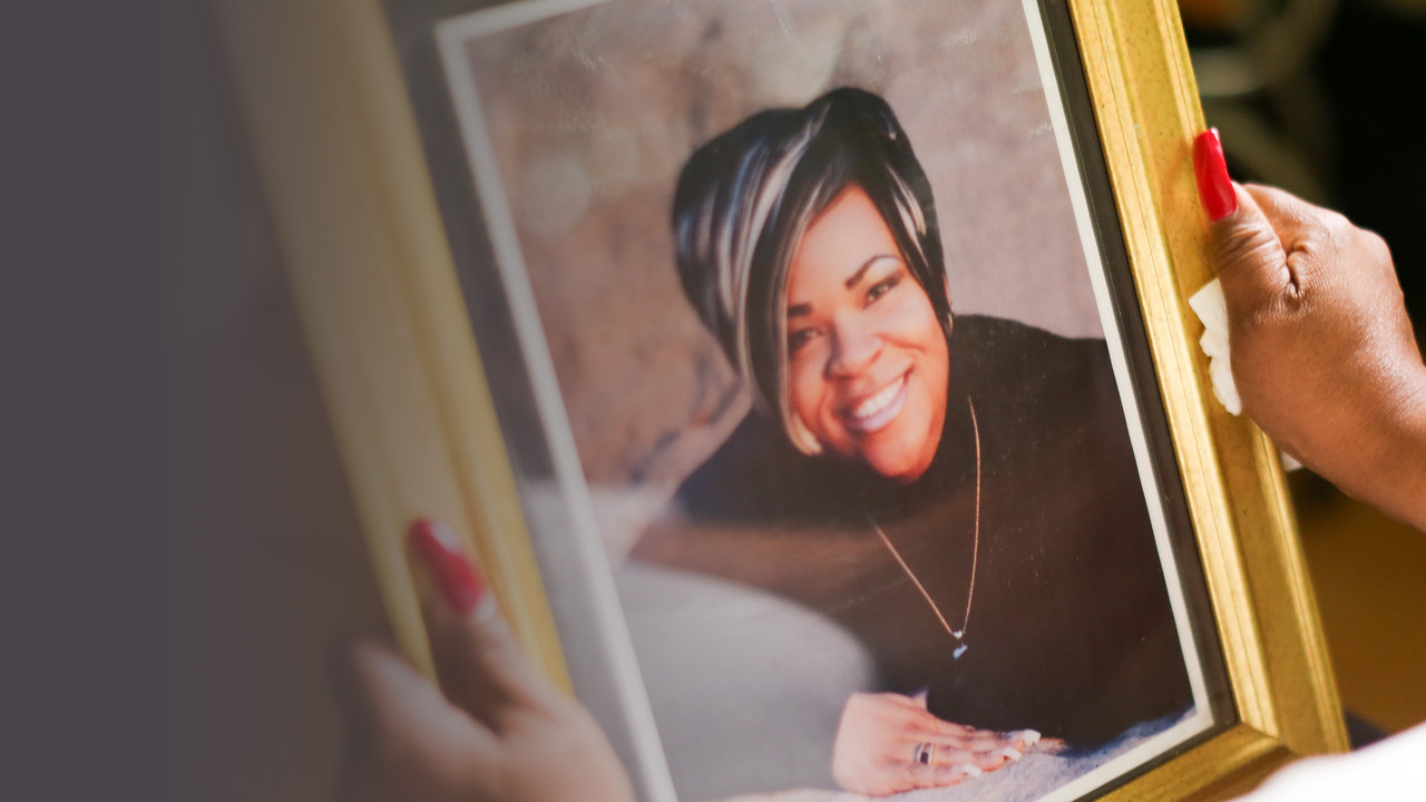 E Ndaluar: Duke Vdekur për Dashuri backdrop