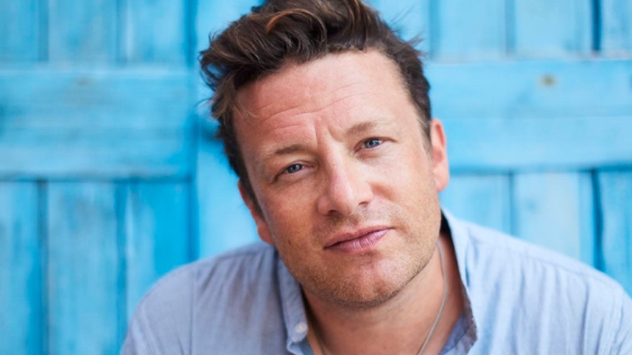 Jamie Gatuan Itali backdrop