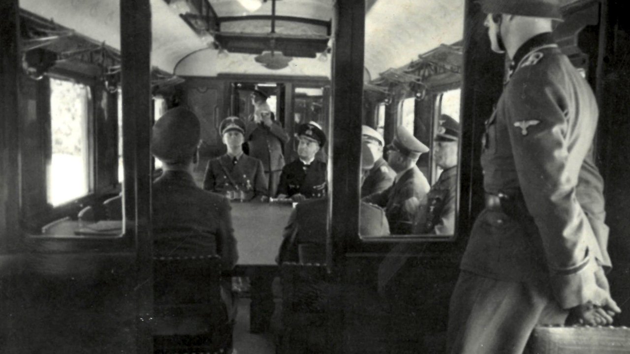 1940, Sekretet e Armëpushimit backdrop