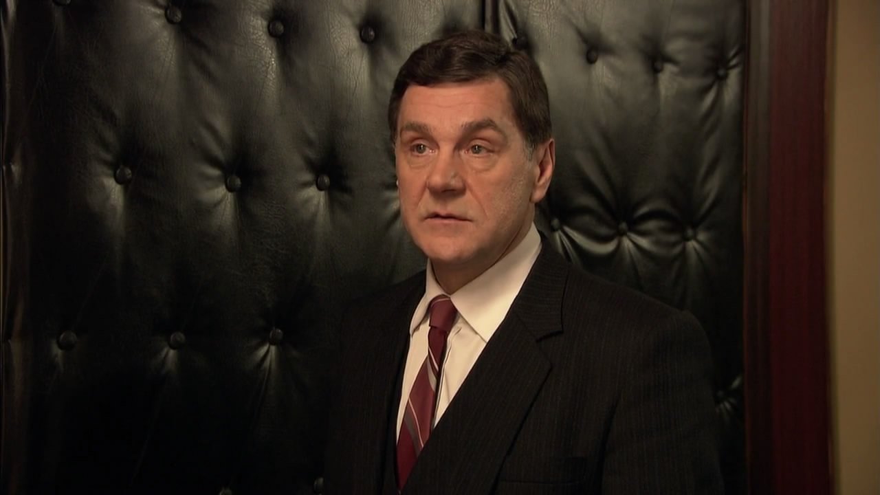 The title Знакомство translates to Takim in Albanian backdrop