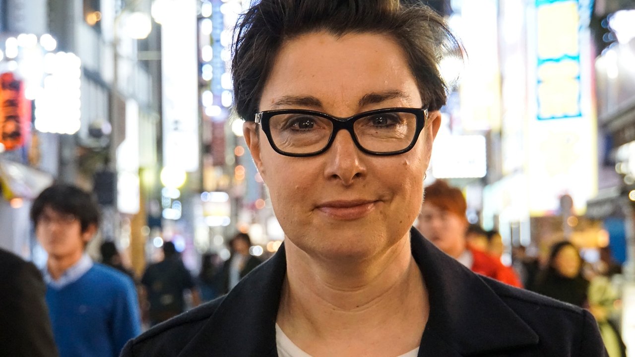 Japoni me Sue Perkins backdrop