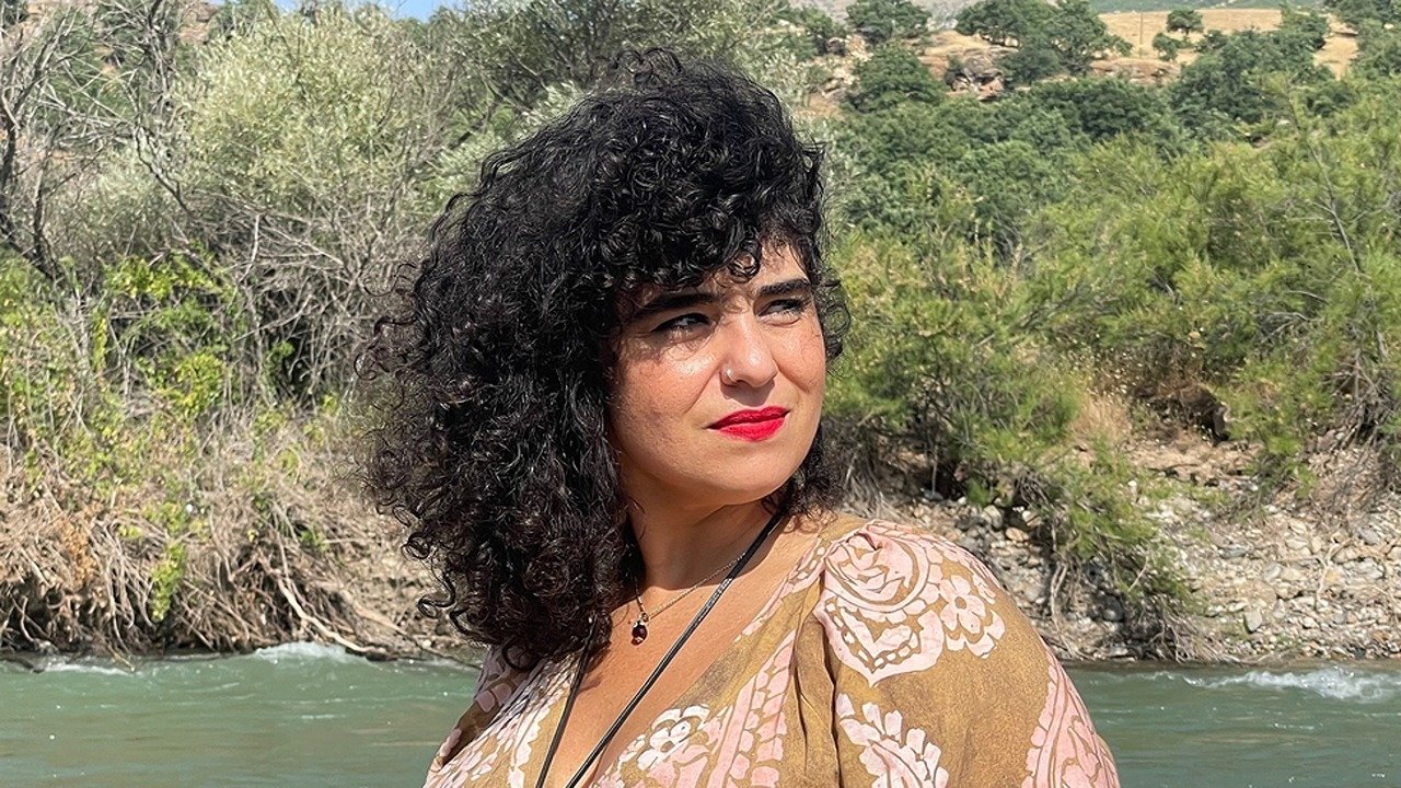 Awkwafina është Nora nga Queens backdrop