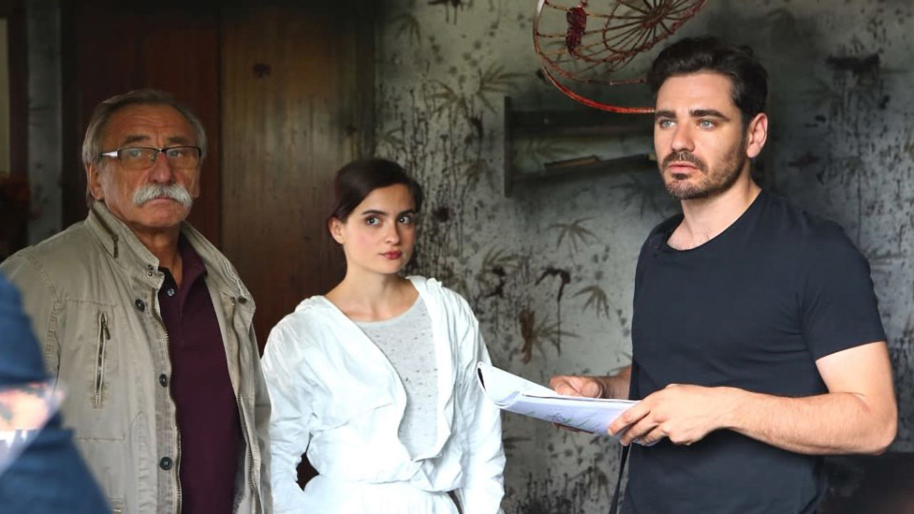 Einstein - Rastet e një gjeniu të padurueshëm backdrop